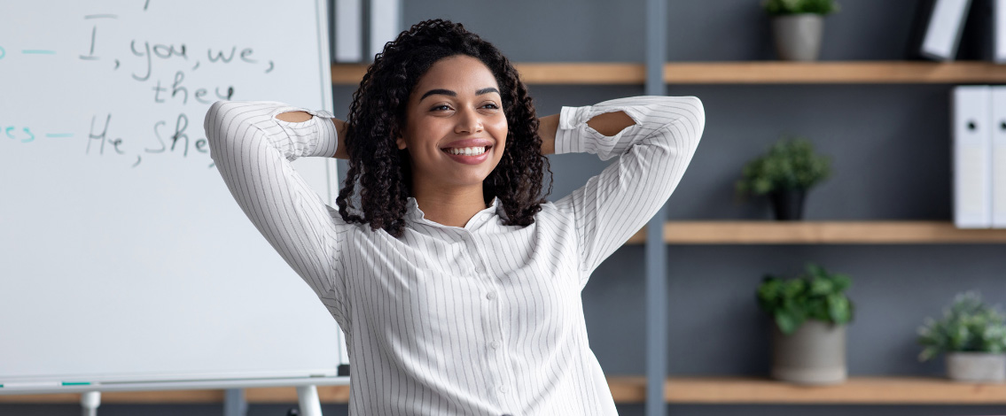 Une femme s'étirant devant un tableau