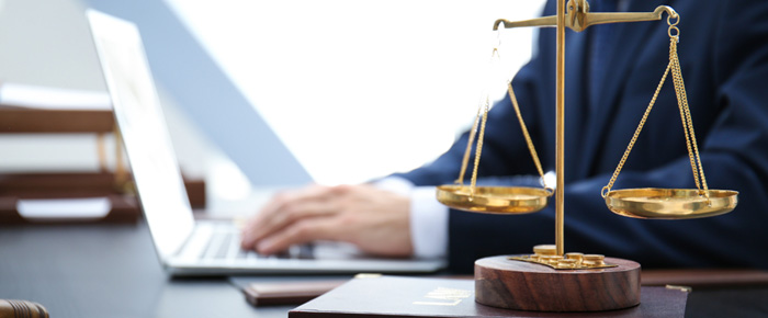Une balance sur un bureau