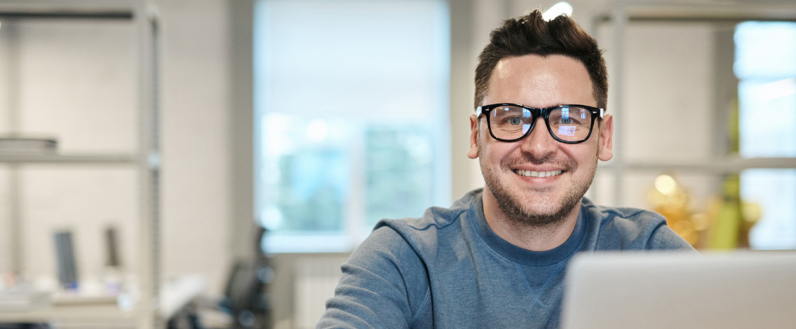 Un homme levant la tête et souriant