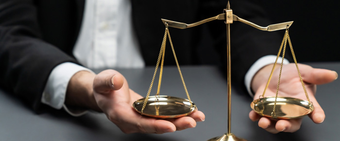 Un homme tenant une balance dorée