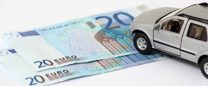Deux billets de vingt euros sous une voiture