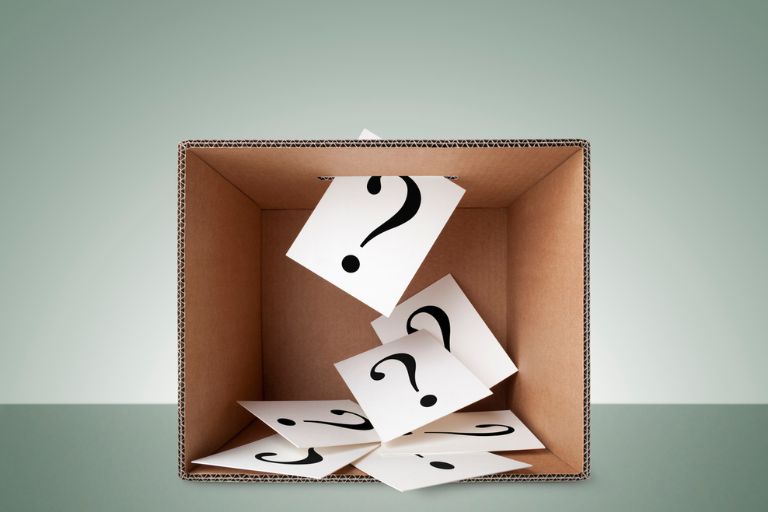 Un carton avec des feuilles marquées d'un point d'interrogation