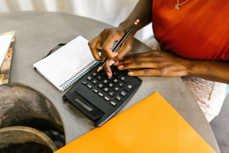 Une personne faisant des calculs sur un bureau