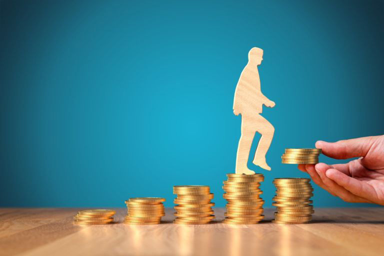 Infographie d'une personne escaladant des piles d'argent