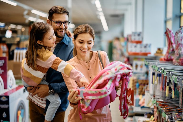 Un homme et une femme avec une petite fille dans un magasin