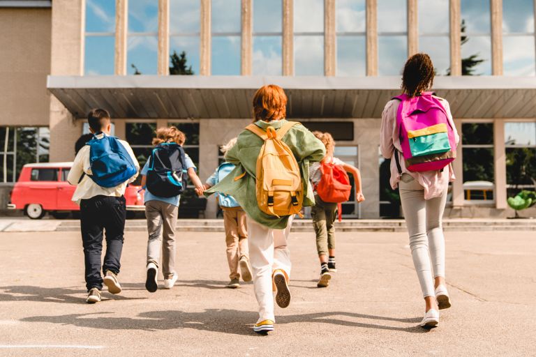 Des enfants courant dans un bâtiment