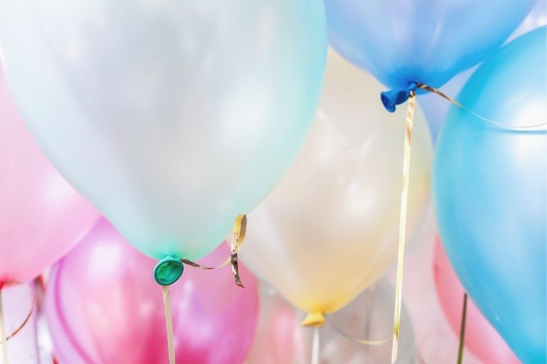 Gros plan sur des ballons de toutes les couleurs