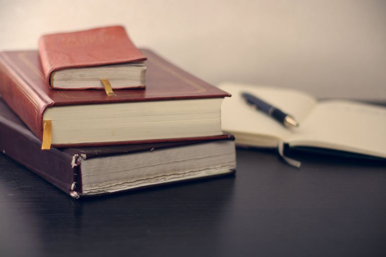 Une pile de trois livres sur une table