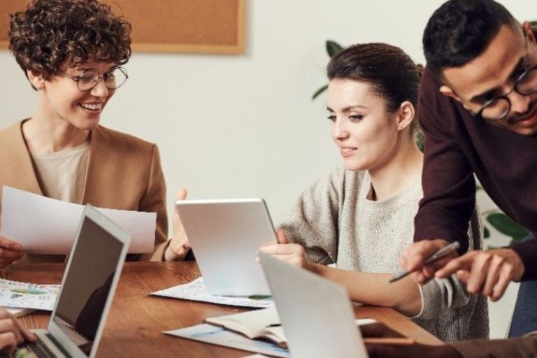 Trois personnes travaillant sur les ordinateurs