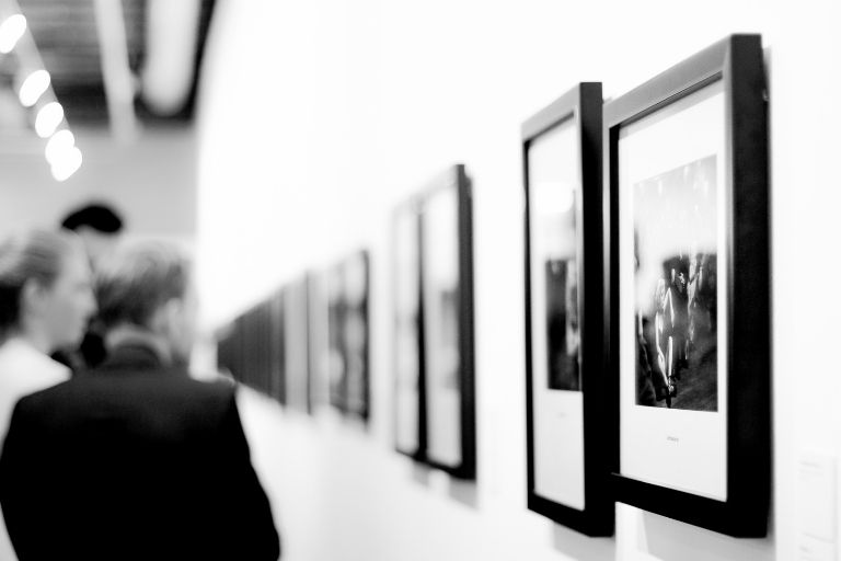 Un mur avec des cadre photo en noir et blanc
