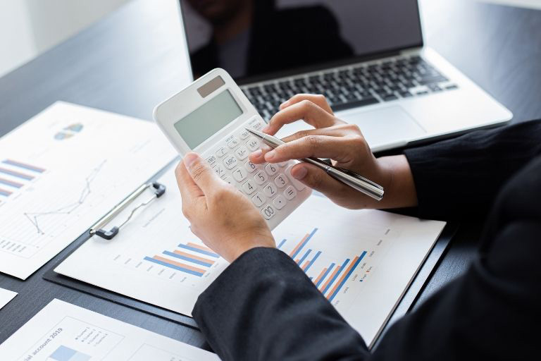 Une personne en costume utilisant une calculatrice
