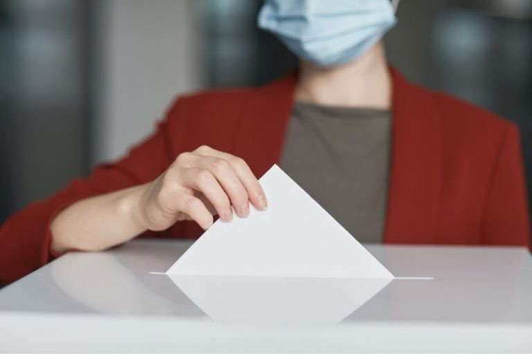 Un bulletin de vote placé dans une urne