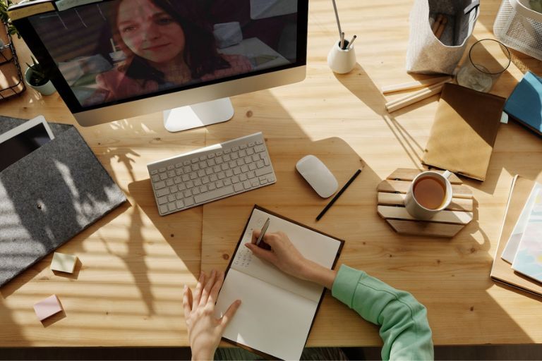 Un bureau organisé avec des éléments de travail