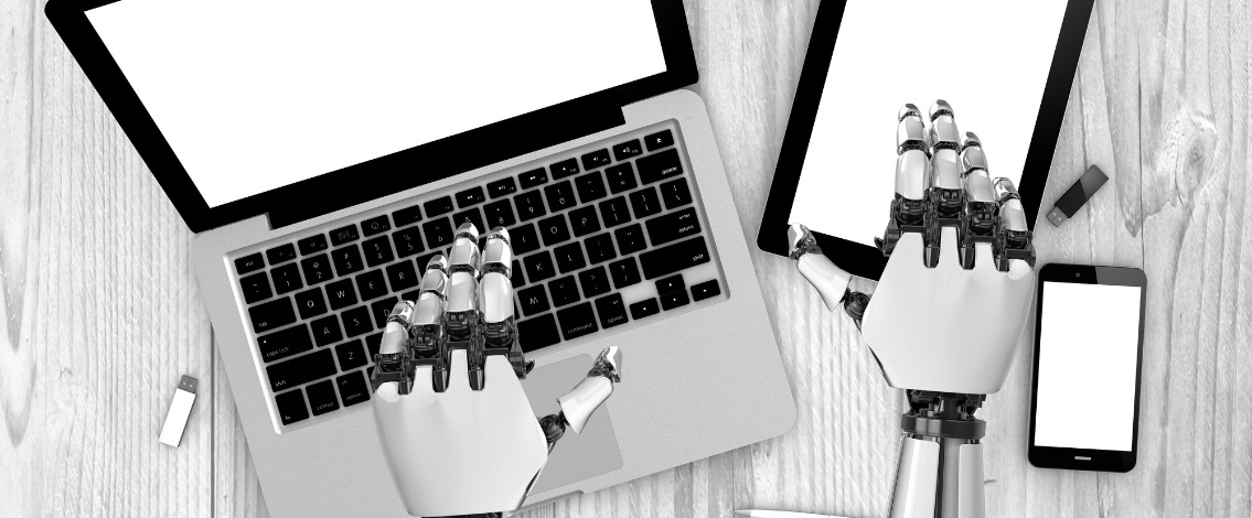 Des mains de robot écrivant sur un clavier d'ordinateur
