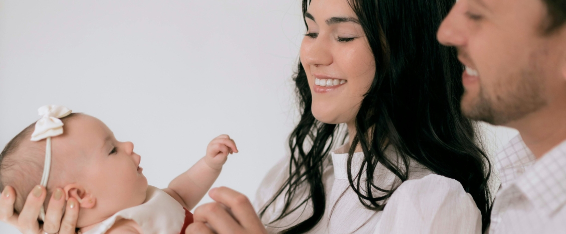 Deux personnes regardant un bébé
