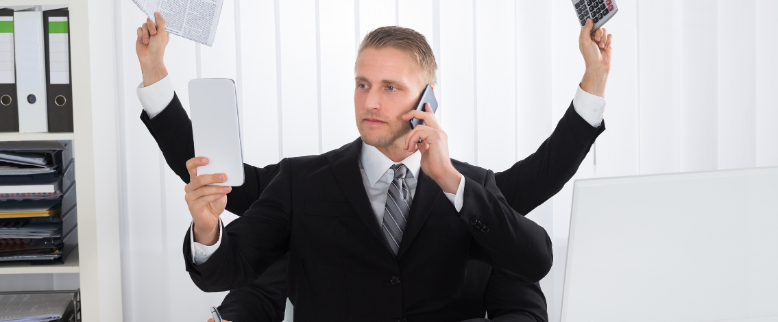 Un homme avec quatre bras tenant une tablette