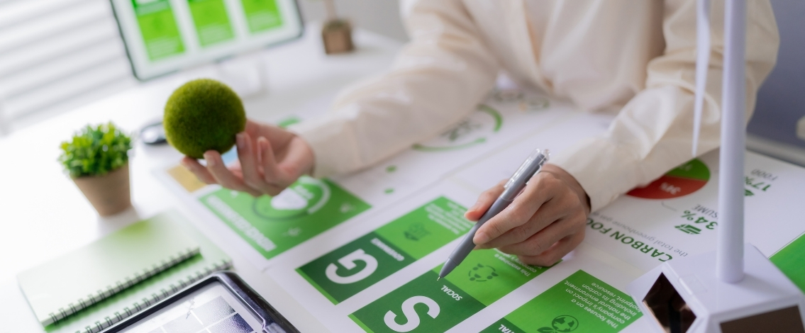 Une personne étudiant des graphiques verts