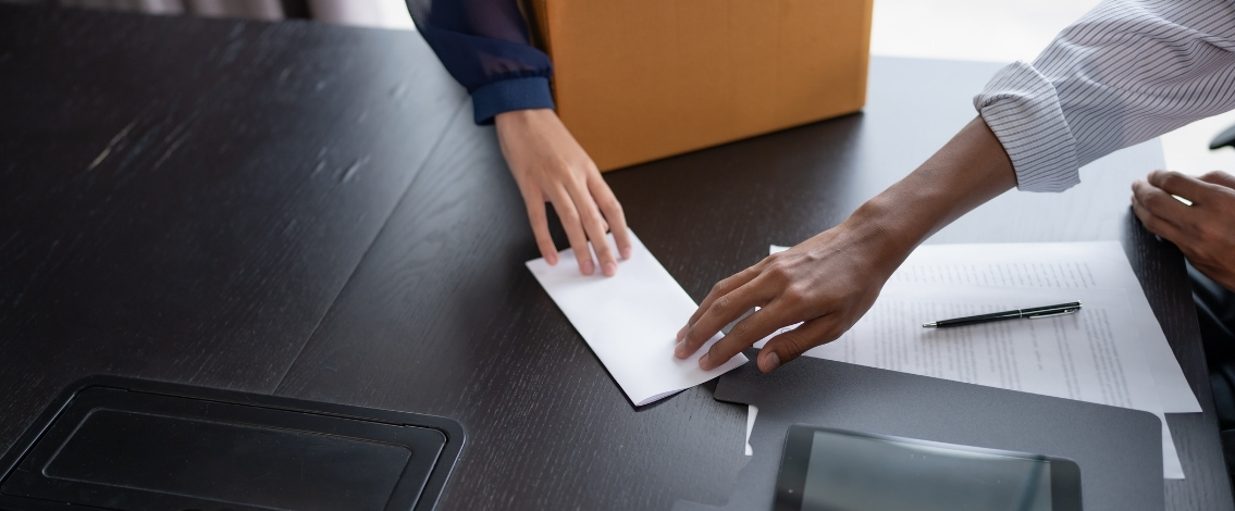 Une enveloppe échangée entre deux personnes