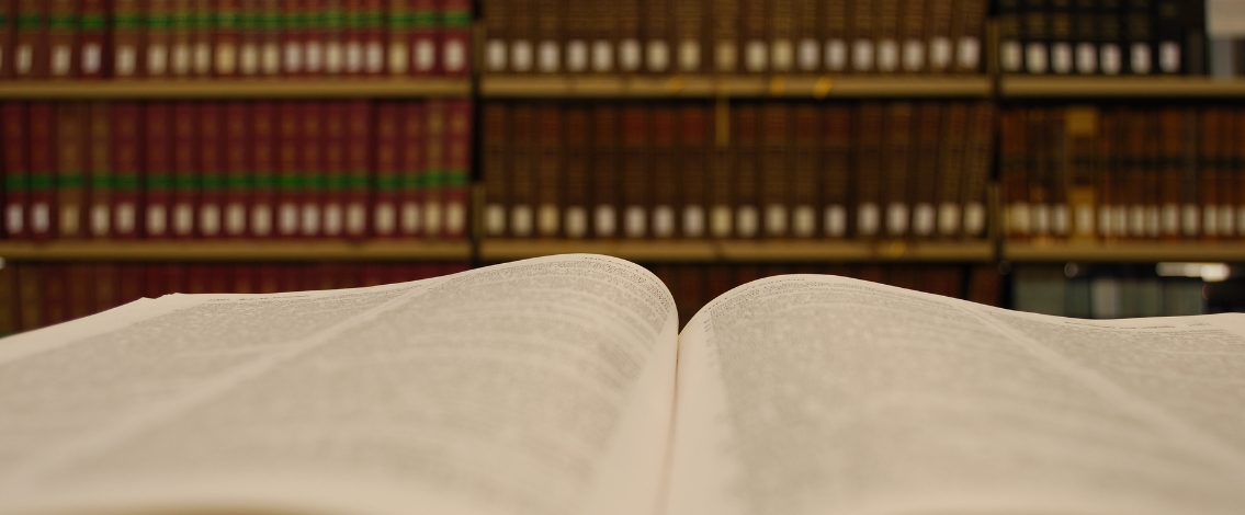 Pages d'un libre dans une bibliothèque