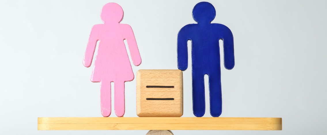 Infographie avec deux silhouettes humaines sur un balance en bois