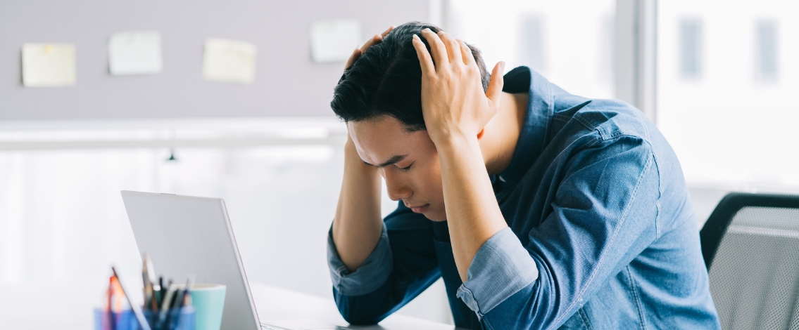 Un homme inquiet devant son ordinateur