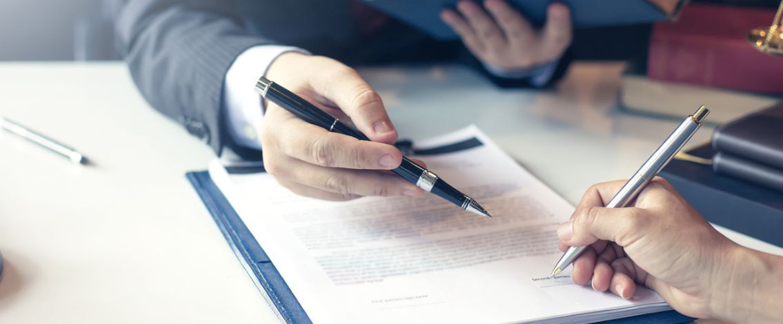 Deux personnes signent un contrat