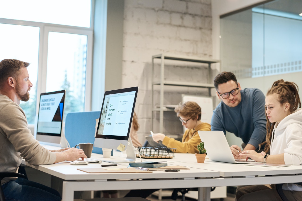 Intérieur d'un bureau avec plusieurs employés