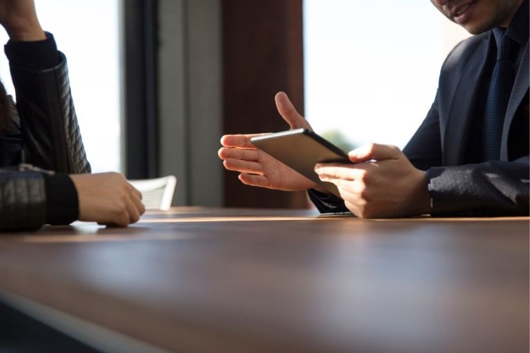Deux personne échangeant avec une tablette