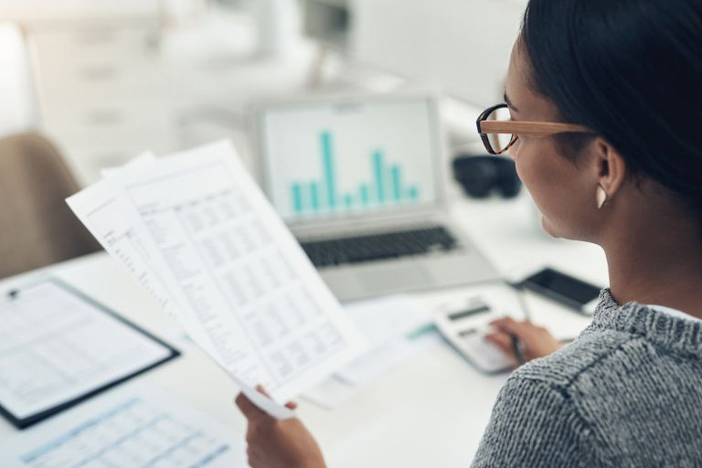 Une femme regardant une fiche de paye