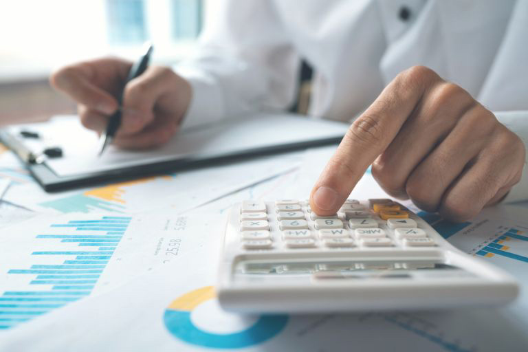 Un homme remplissant une fiche de paye