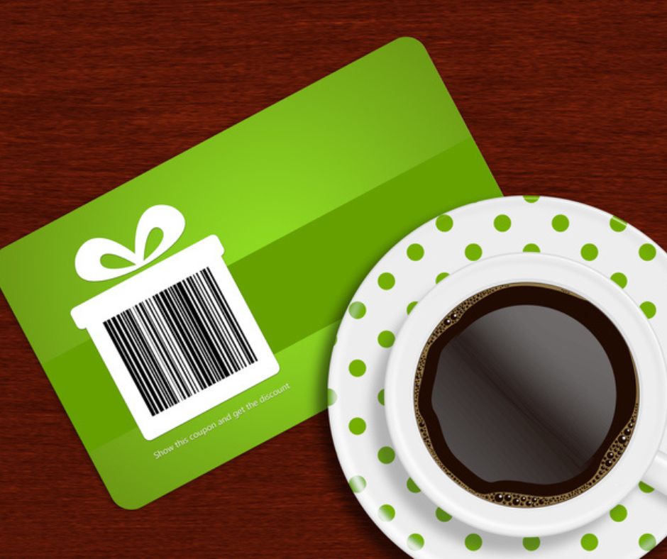 Infographie avec une tasse de café et une carte cadeau sur une table