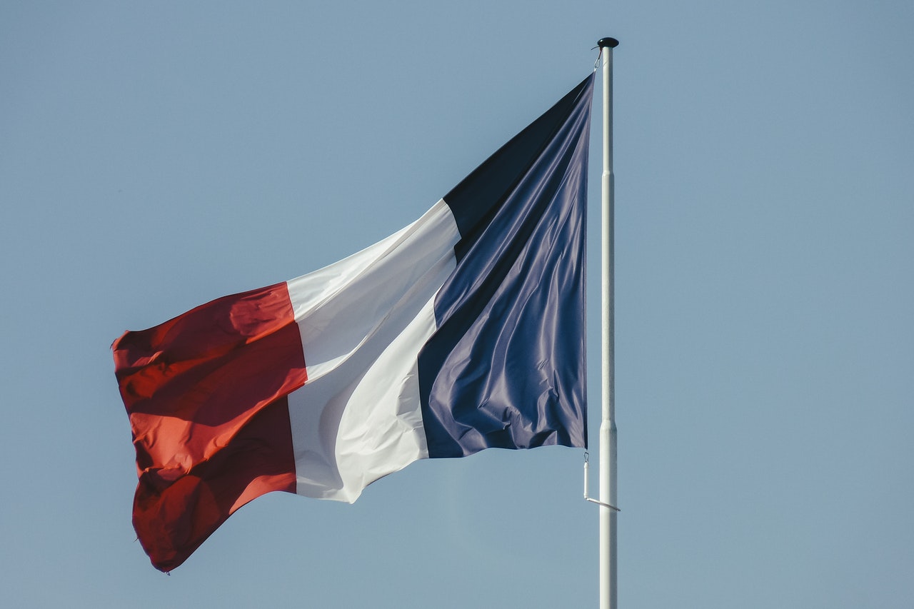 Le drapeau français flottant