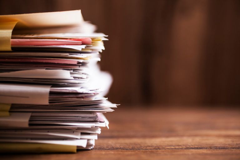 Une pile de dossier sur un table