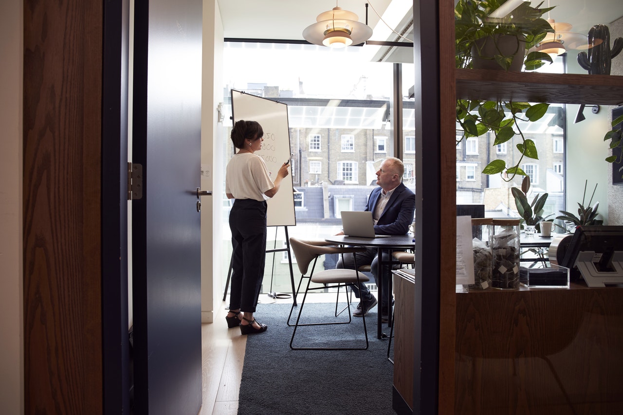 Un homme et une femme discutant dans un bureau