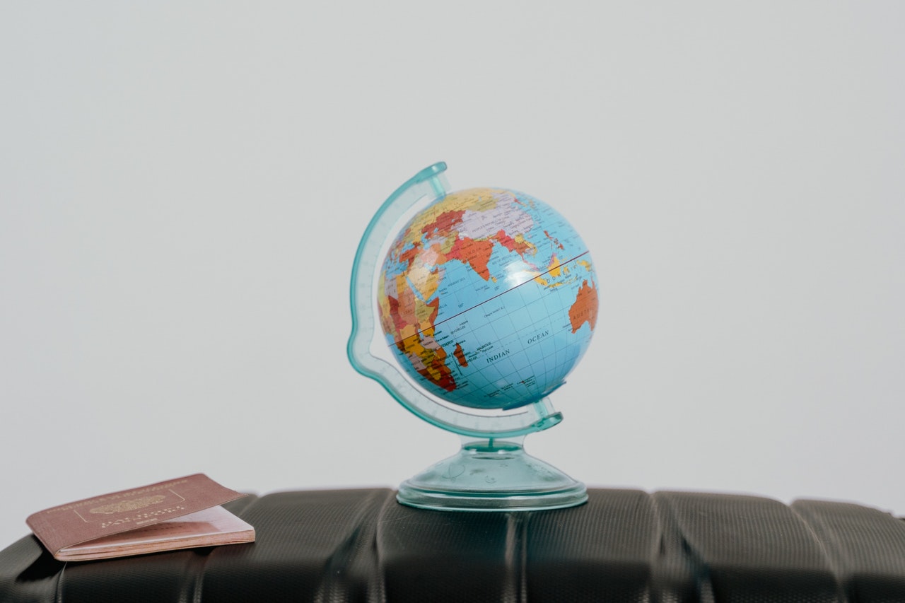 Un globe terrestre posé sur une table
