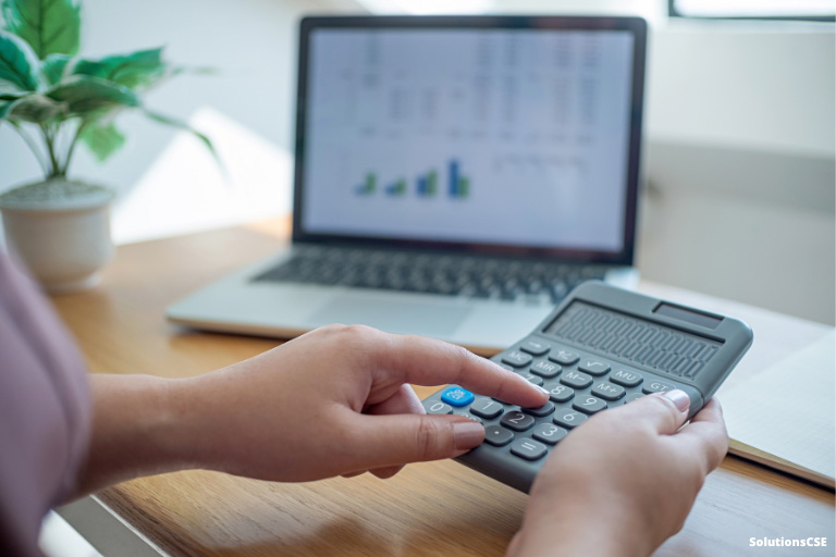 Une personne tapant sur un calculatrice