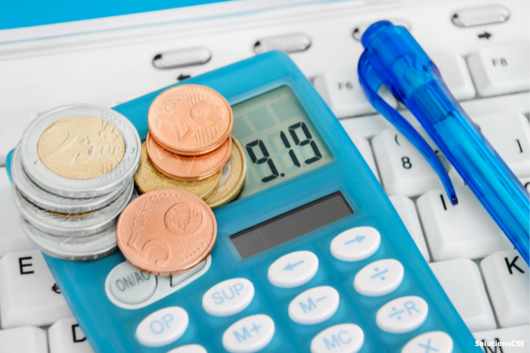 De l'argent avec une calculatrice et un stylo