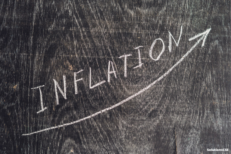 Le mot inflation écrit sur un tableau à la craie