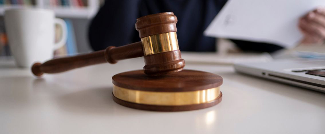 Gros plan sur un marteau de justice