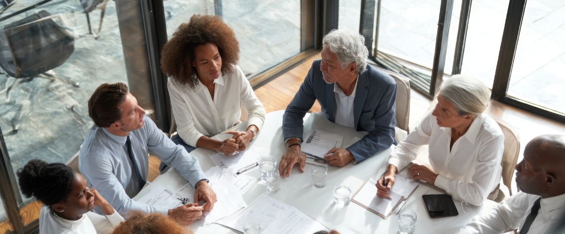 Vue du dessus d'un groupe d'employés en salle de réunion