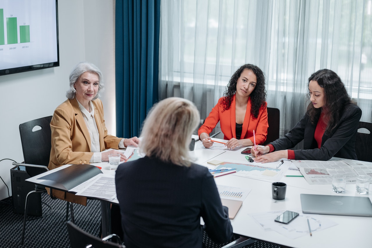Quatre femmes autour d'une table de réunion
