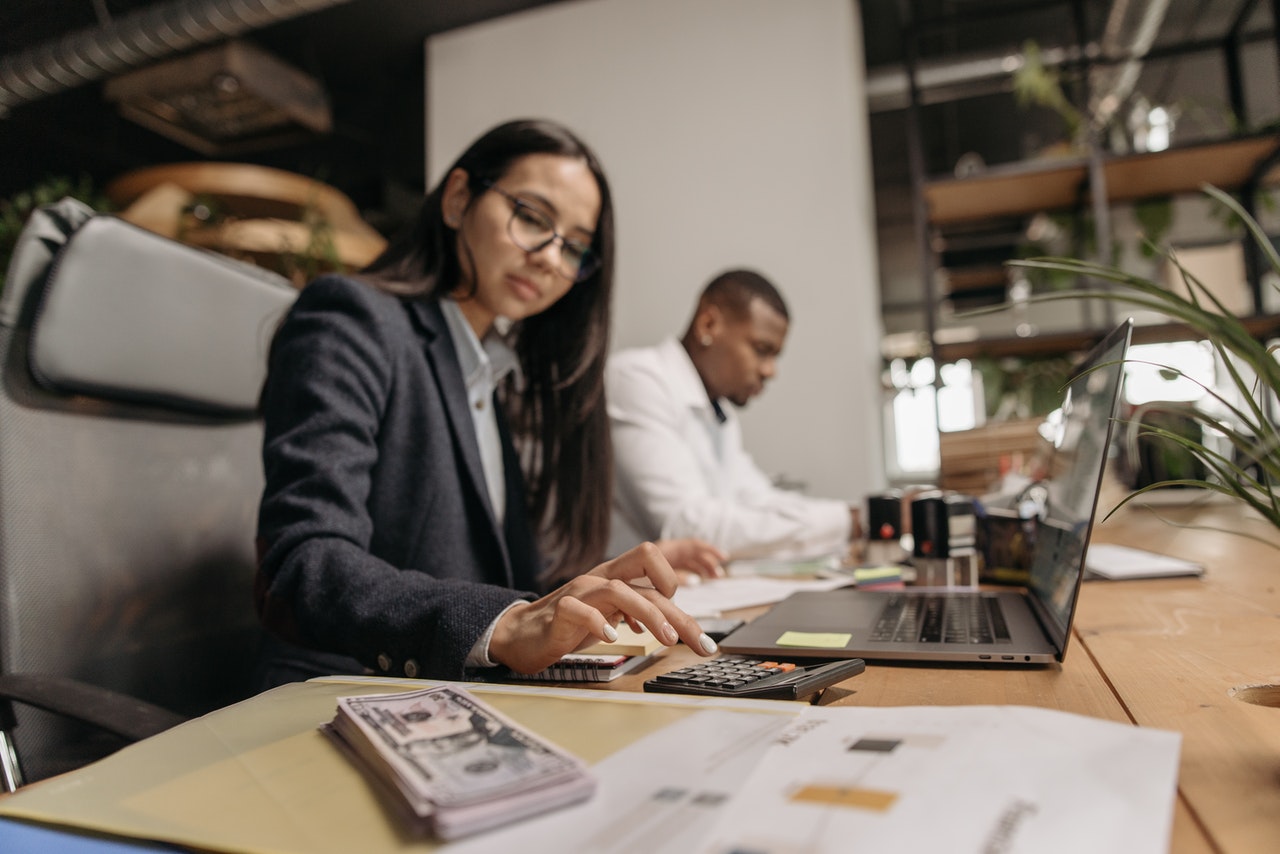 Deux experts comptables travaillant sur une table