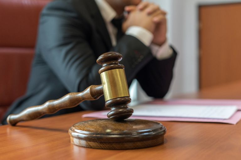 Un juge assis à côté de son marteau