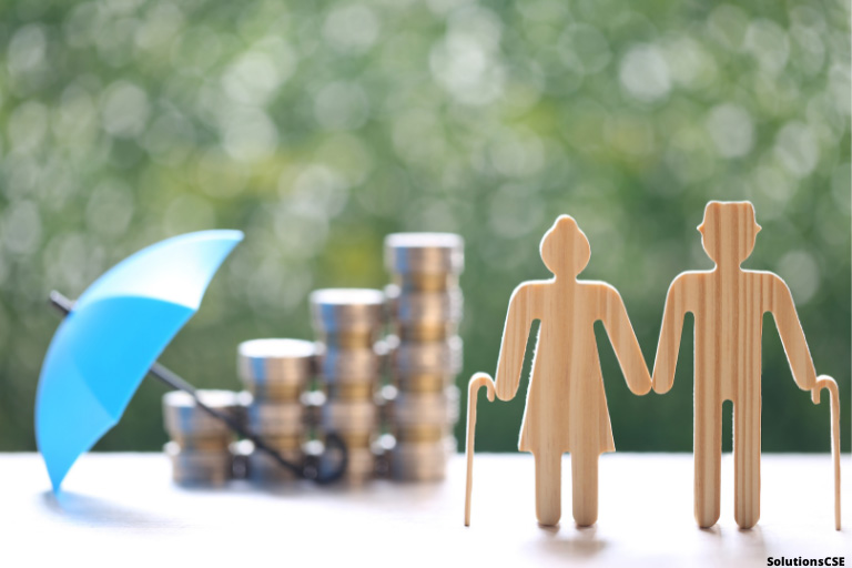 Deux figurines en bois avec un parasol et de la monnaie