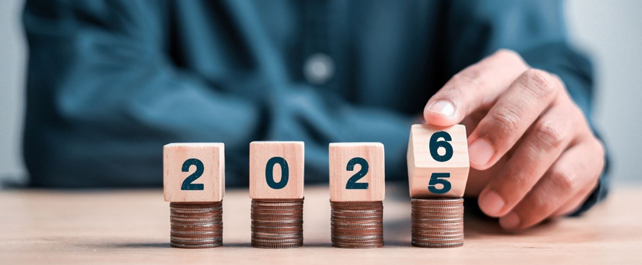 Quatre dés sur des piles de monnaies pour former la date 2026