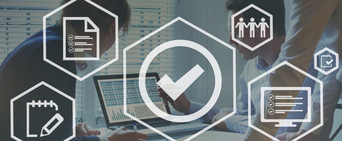 Personnes travaillant sur ordinateur avec icônes de contrôle qualité et checklist en superposition