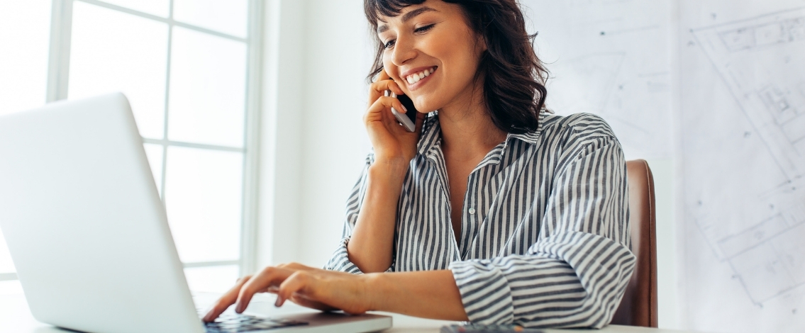 femme travaillant ordinateur appel telephone bureau organisation travail quotidien
