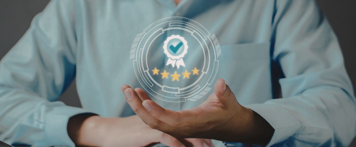 Main tenant icône de certification avec cinq étoiles illustrant excellence et qualité